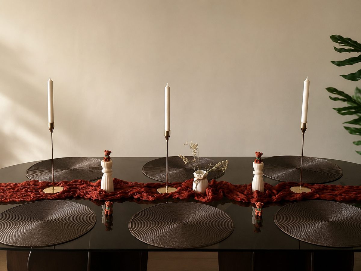 Ember table set – side view with gold candleholders and white vases